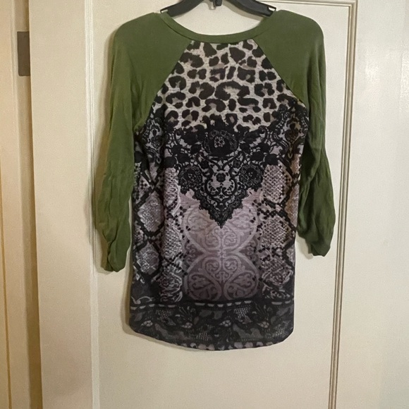 Day trip 3/4 sleeve top.  Green with snake print.  Good shape. Size small. - Picture 4 of 4